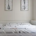 Cozy & Bright Apartment